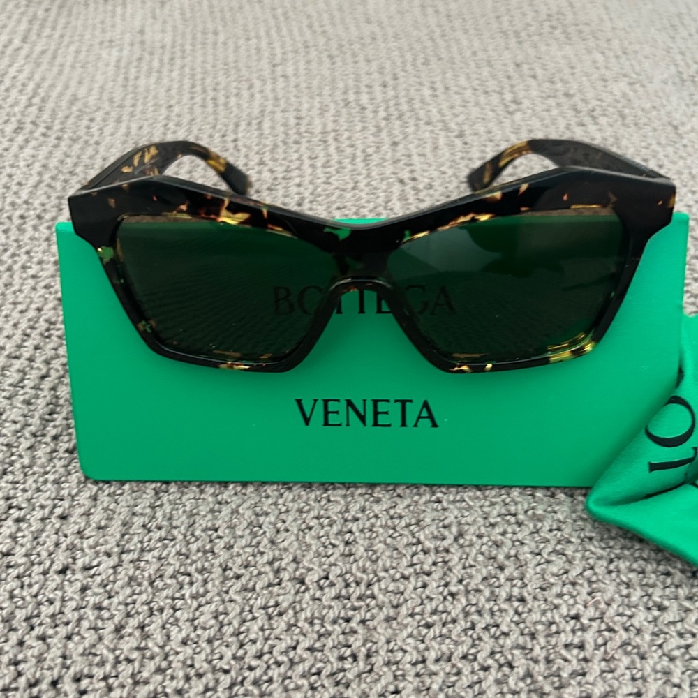 NWT

Bottega Veneta Brown and Gold Sunglasses with Bold Square Frame